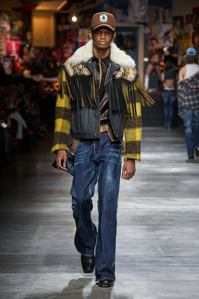 Look 16